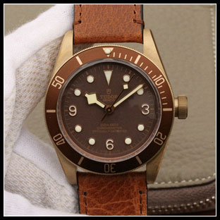 チュードル メンズ 43mm 自動巻き腕時計 M79250BM-0001