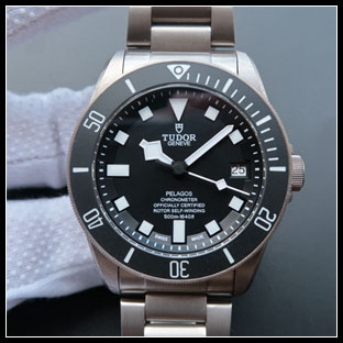 チュードル TUDOR メンズ 42mm 自動巻き腕時計 25500TN